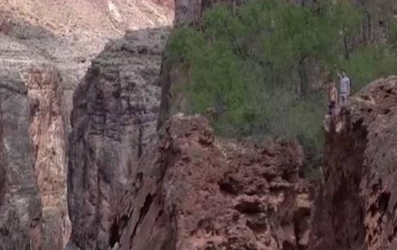 为纪念丧命于悬崖的老友，他从30米高处一跃而下！