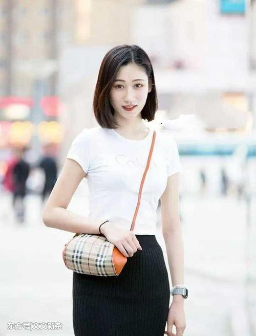 街拍：美女漏肩装, 搭配性感超短裙, 漂亮的小姐姐!