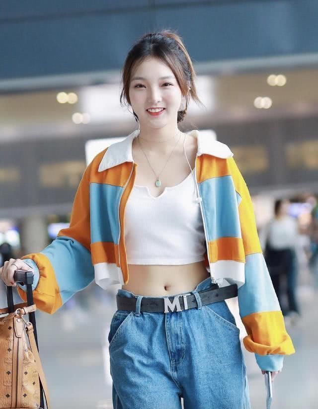  #露脐装#101的强东玥瘦成那样了短装露脐装呈现A4腰，柔美讨人喜欢有魅力