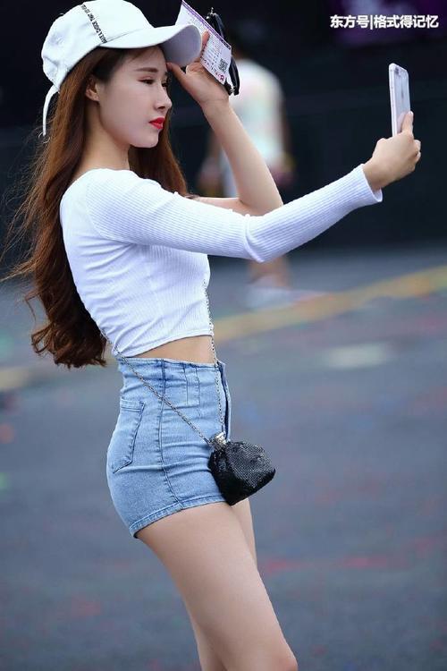 这件高腰热裤又小又短，没好身材的妹子穿不了，看她穿得这么轻熟