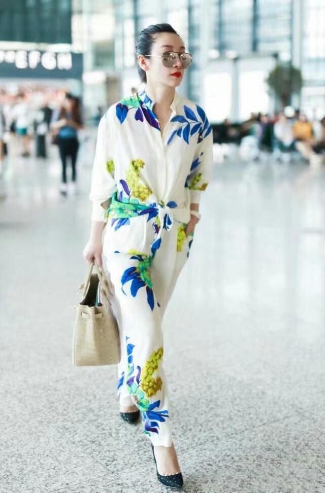 同是40岁，秦海璐把衬衣摆打了个结，轻松赢了闺蜜刘涛！