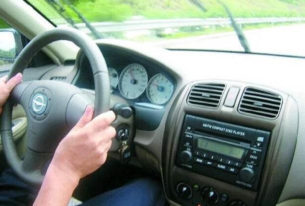  高速：高速上一直开着远光灯？交警：最好别再开车，害人害己！