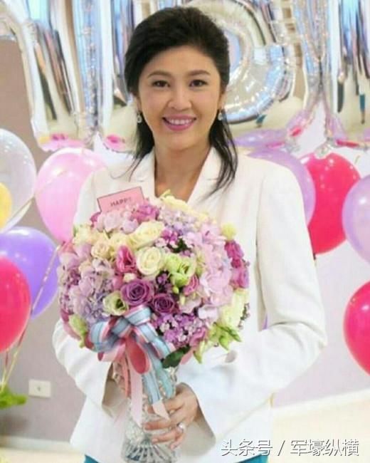 51岁的英拉风韵犹存：图三黑色丝袜凸显小腿光滑细嫩！