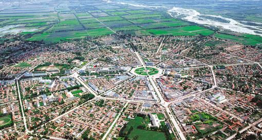 这座奇特历史古城没有红绿灯，却从不堵车