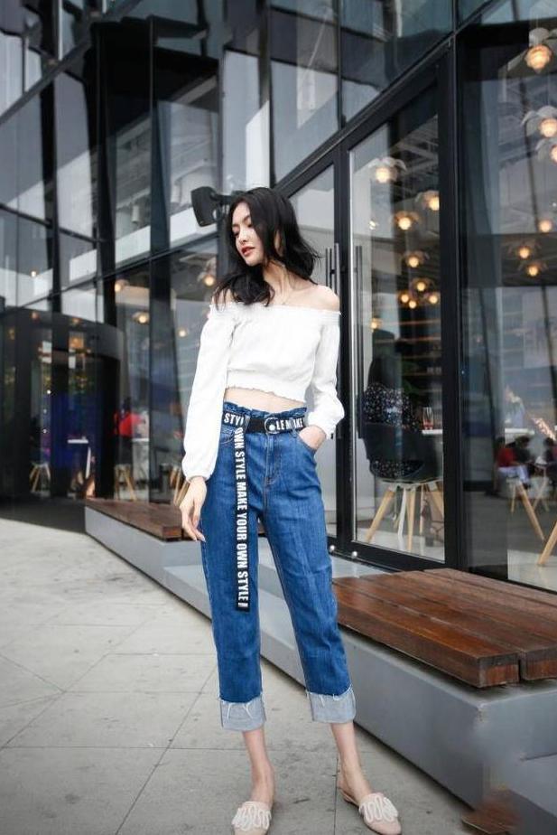 白领气质穿露脐装的美女，细腿丰臀身材不要太好！