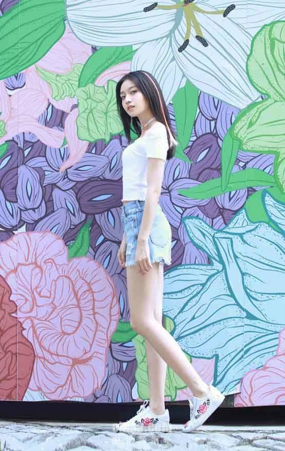 水晶夏日街拍秀长腿 满分笑容彰显青春无敌