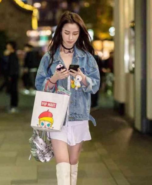  「气质」街拍：肤白貌美的美女，一件白色连衣裙外搭牛仔外套，时尚气质范