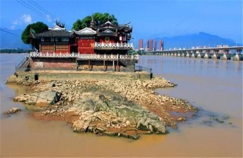 中国最倔强的“钉子户”,矗立水中700多年,还要收人5元门票