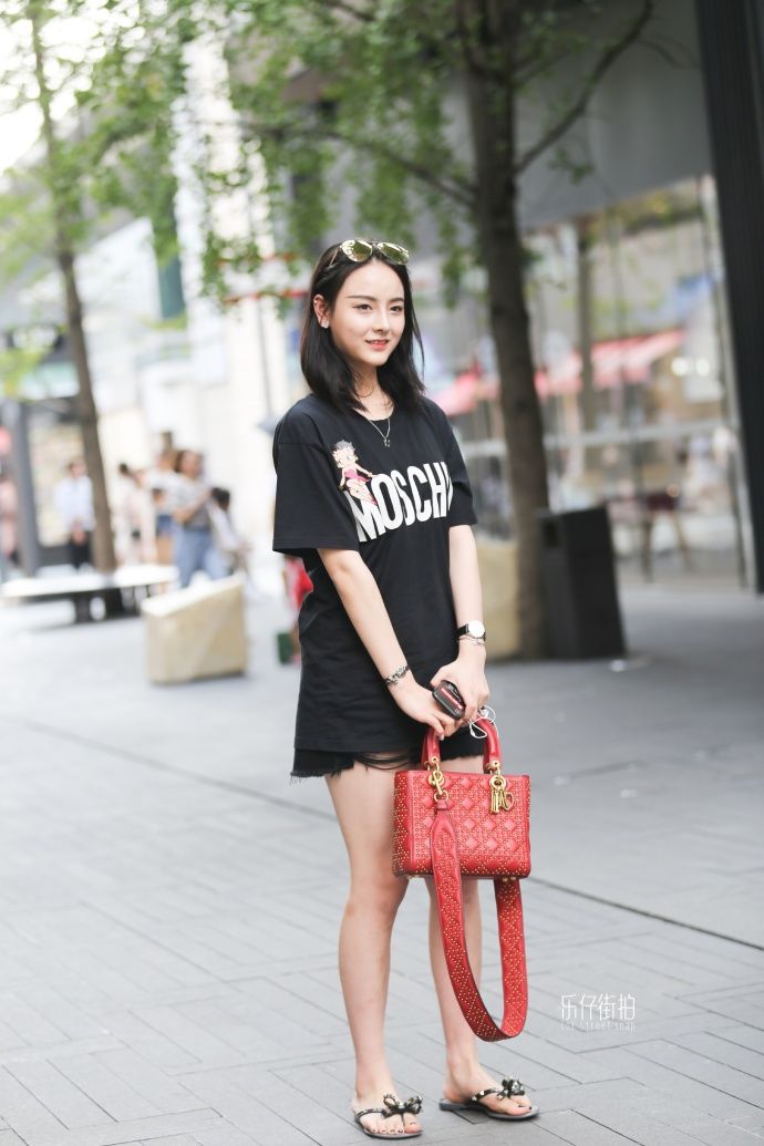 街拍:一眼被小姐姐长腿所吸引，腿与“交通工具”的差距，好扎心