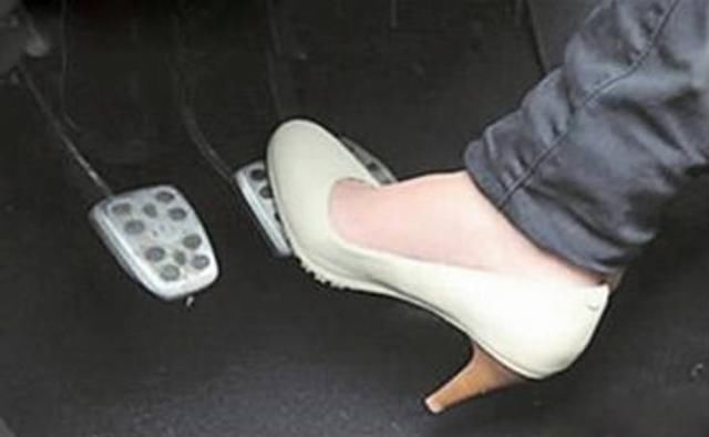 开车穿这些容易被扣分罚款,但很多女司机喜欢这样穿,尤其第二种