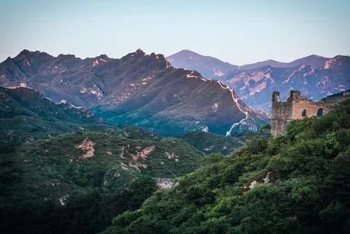  真爽@登上中国景色最壮观的长城，却几乎没有游客，一人独享长城真爽