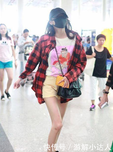 关晓彤和热巴同穿短裤，身高差五厘米，腿的差距一目了然