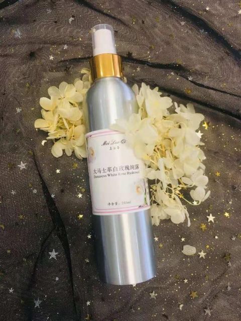  可令■这些爽肤水巨补水,可令肌肤饱满,透亮,光滑细腻,透显新生般光采！