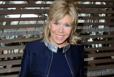 法国第一夫人告别“鸡窝头”，新发型年轻精致，出场惊艳马克龙!