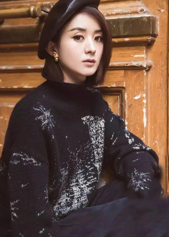 赵丽颖巴黎街头照曝光 宽松黑色V领裙气场1米8