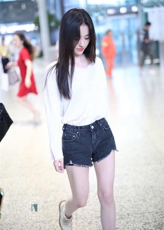 “四千年美女”鞠婧祎机场穿2千长筒棉袜，网友:不怕臭脚吗?