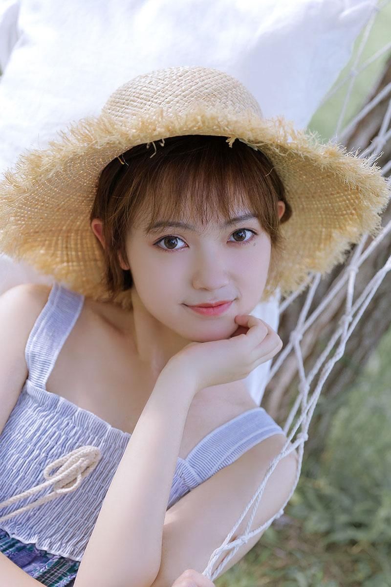 气质大眼美女吊带连衣裙性感户外旅拍图片