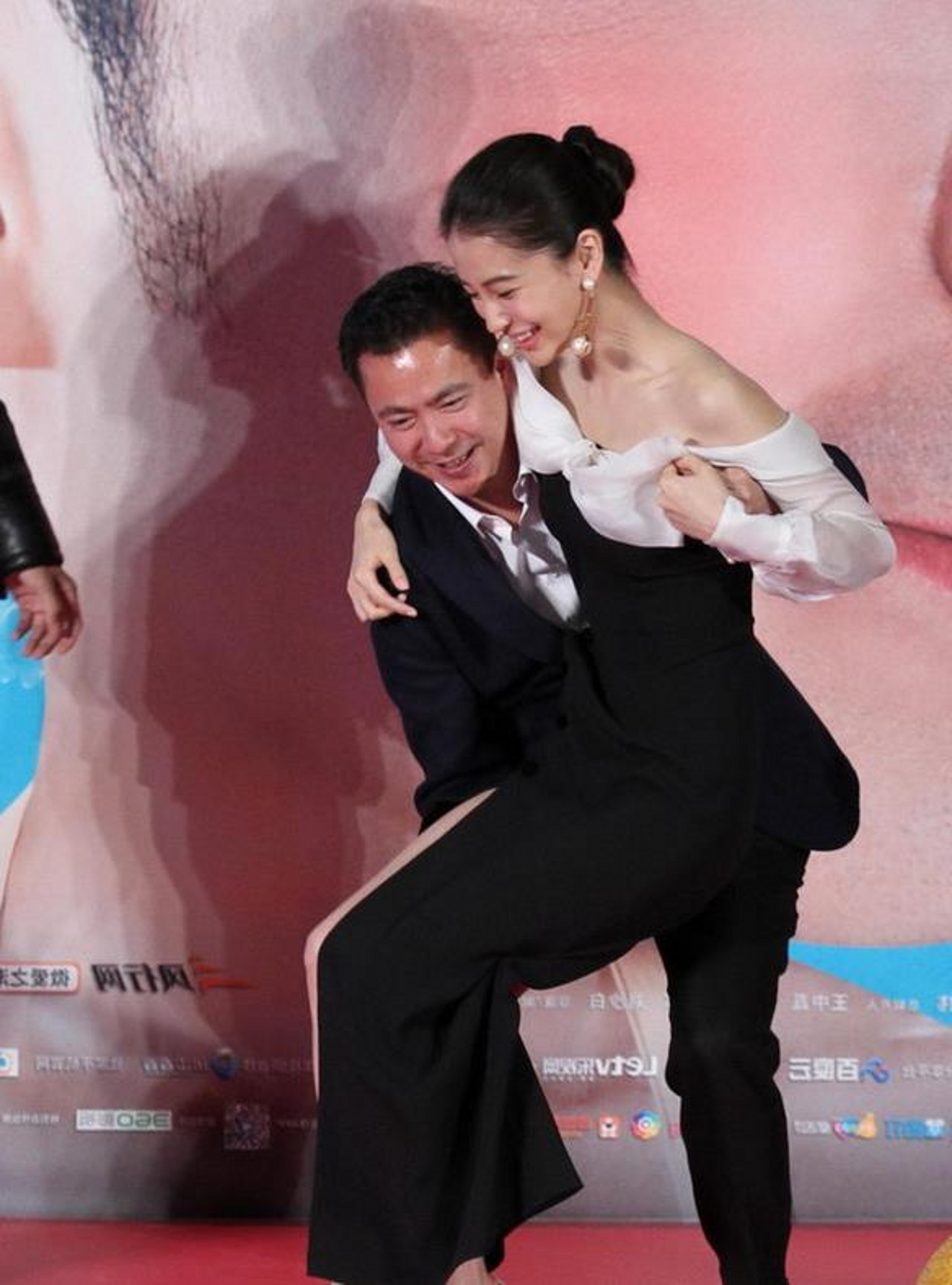 杨颖穿低胸装,被王中磊公主抱笑,都是当妈的人