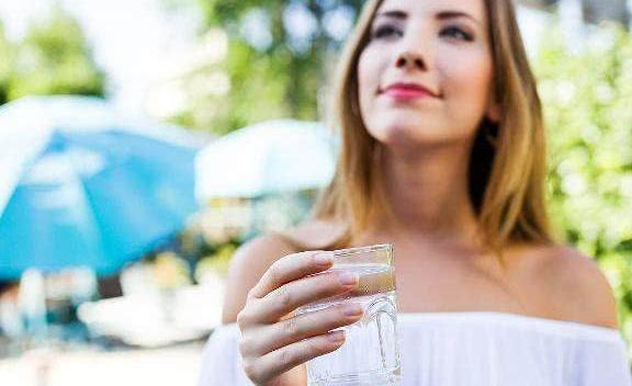 女人有大肚腩怎么办？每天喝水加点“它”，让你小腹变平坦