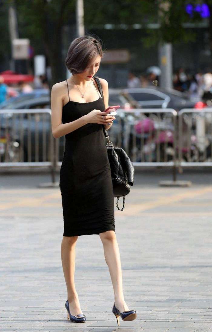 穿吊带裙的气质美女，窈窕身材很好看