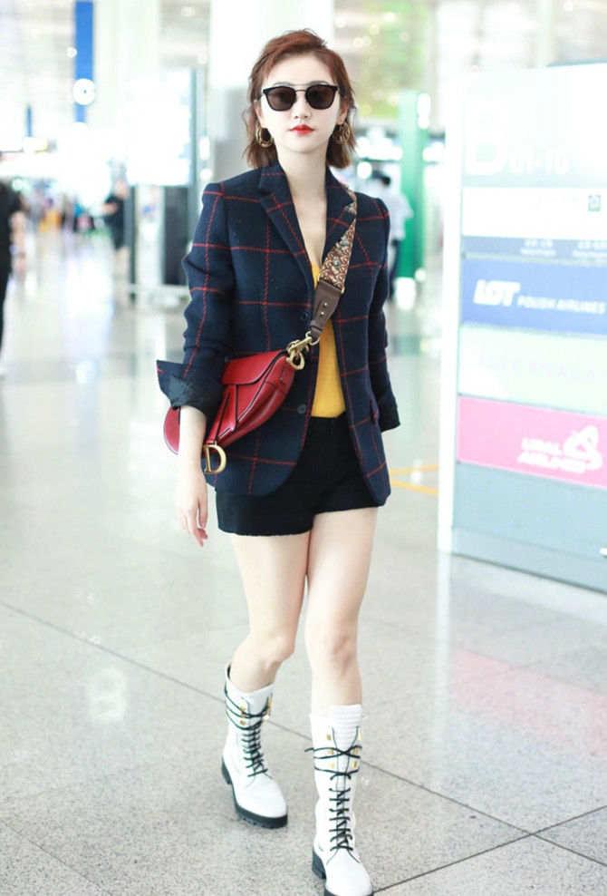 景甜顶着炸毛短发着低胸装出镜 烈焰红唇秀美腿御姐范十足