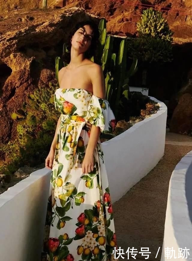 『花朵』2020开春 流行穿“开满花”的裙子,谁穿谁美!