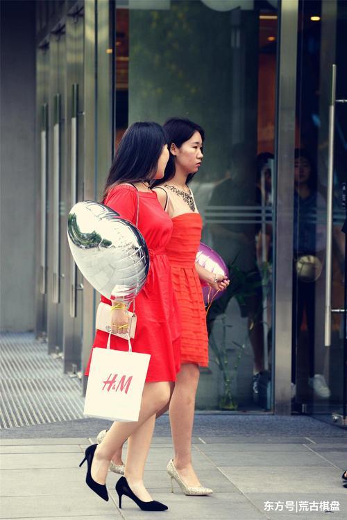 一对身材不同的闺蜜，她们穿着红裙，却搭配不一样的尖头细高跟鞋