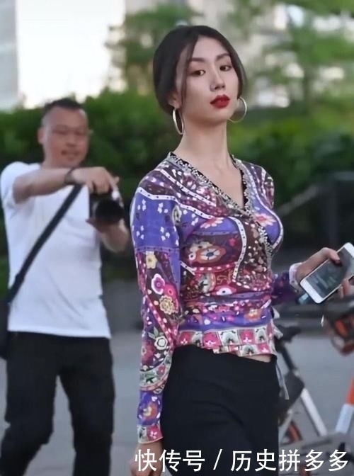  气质：时尚少妇紧身上衣，搭配超薄紧身裤，气质冷艳迷人