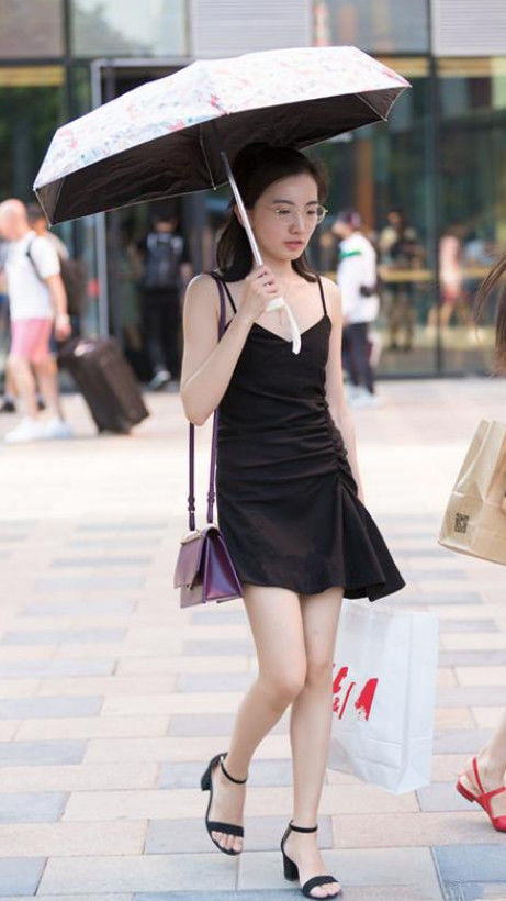 清秀@街拍:小姐姐穿黑色露肩短裙,长发飘飘,清秀俊逸