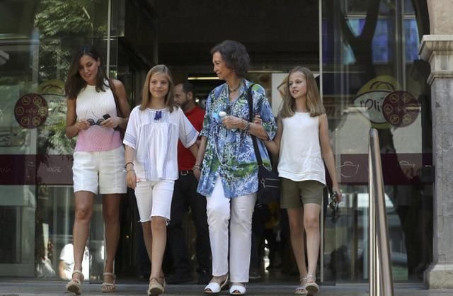 西班牙王室成员现身菜市场，婆媳二人亲密无间，两公主活泼可爱!