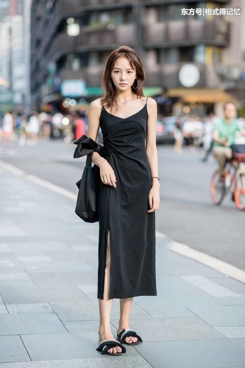 街拍：夏季很多人都秀美腿，而她们秀上围，图5的身材不要太好了