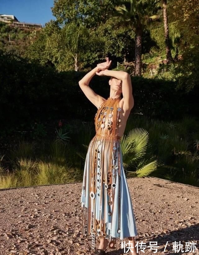 『花朵』2020开春 流行穿“开满花”的裙子,谁穿谁美!