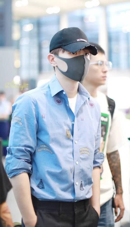 邓伦仅仅穿了条西装裤，竟气场全开潮流到炸，就算被抓拍也帅到晕