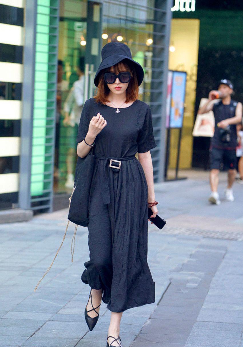 街拍：小姐姐精心装扮，姣好的身材呈现出来，你喜欢吗？