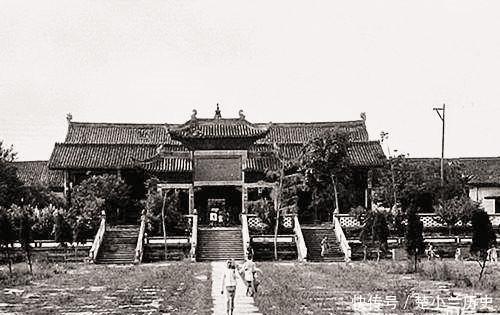 100年前成都蜀王府老照片, 每一张都让人心痛, 图8是高大的城墙