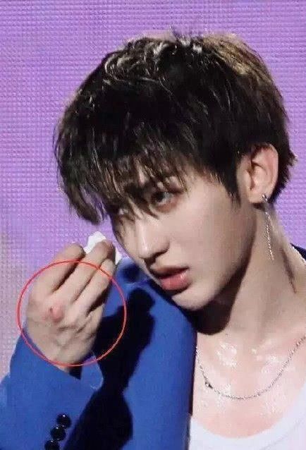 黑粉有多可怕？鹿晗差点车祸，蔡徐坤直接被攻击，他直接退出微博