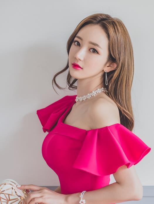  连衣裙|李妍静，一件玫红色的斜肩连衣裙