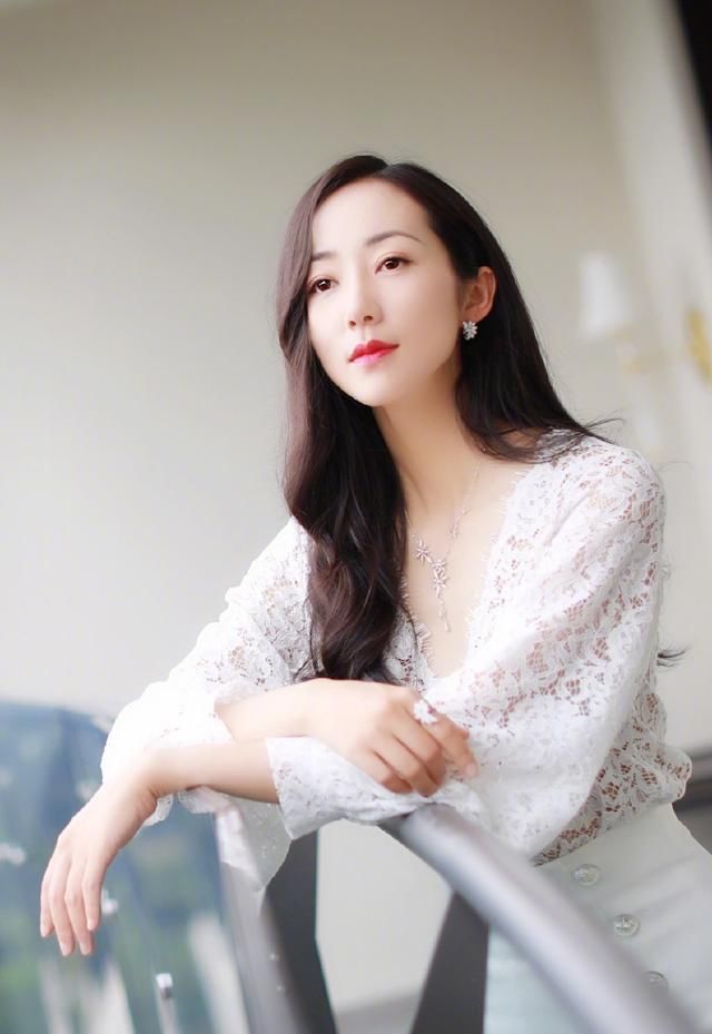 35岁韩雪身穿豆沙色连衣裙亮相,比00后还要美,网友:大妈变女神