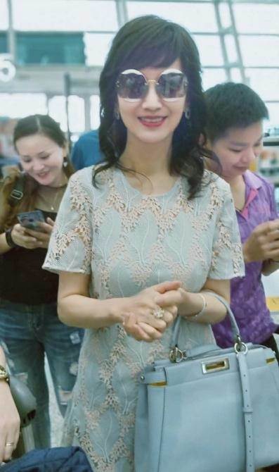 赵雅芝太厉害！64岁穿“细针鞋”如履平地，网友：奶奶好拼！