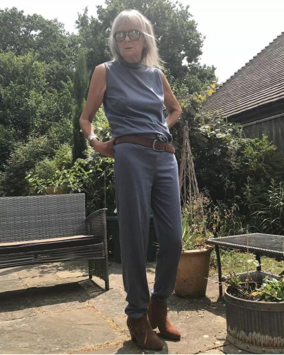 她74岁,满脸皱纹,天天素颜,但是真的很酷啊!!!