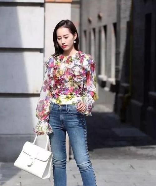  「气质」养眼女神街拍：名嫒美姝的小姐姐，一条吊带连衣裙，时尚清新气质迷人