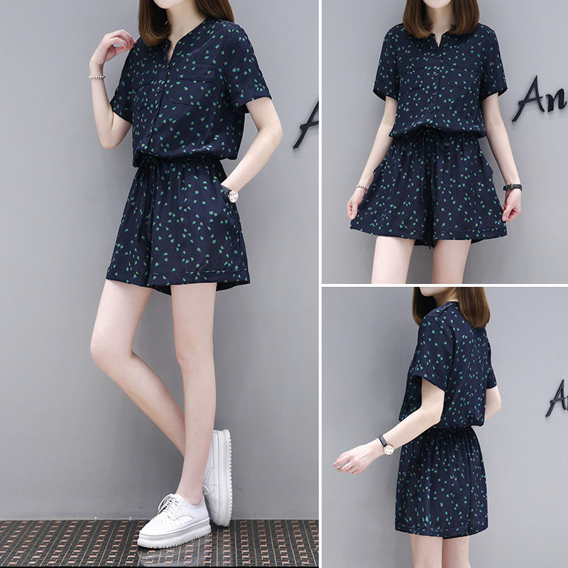 小个子女生穿这种连体裙，洋气妩媚又俏皮，美的好似画中仙