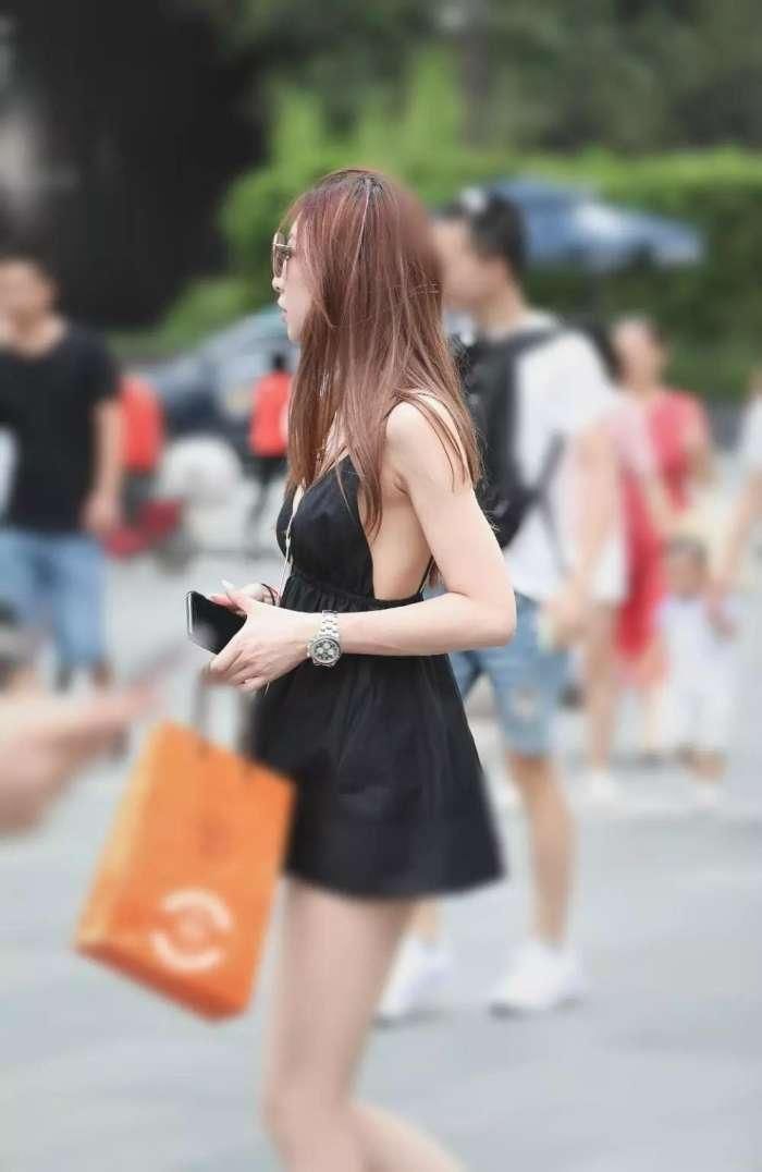 小姐姐肤白貌美，搭配黑色连衣裙，更显迷人气质!