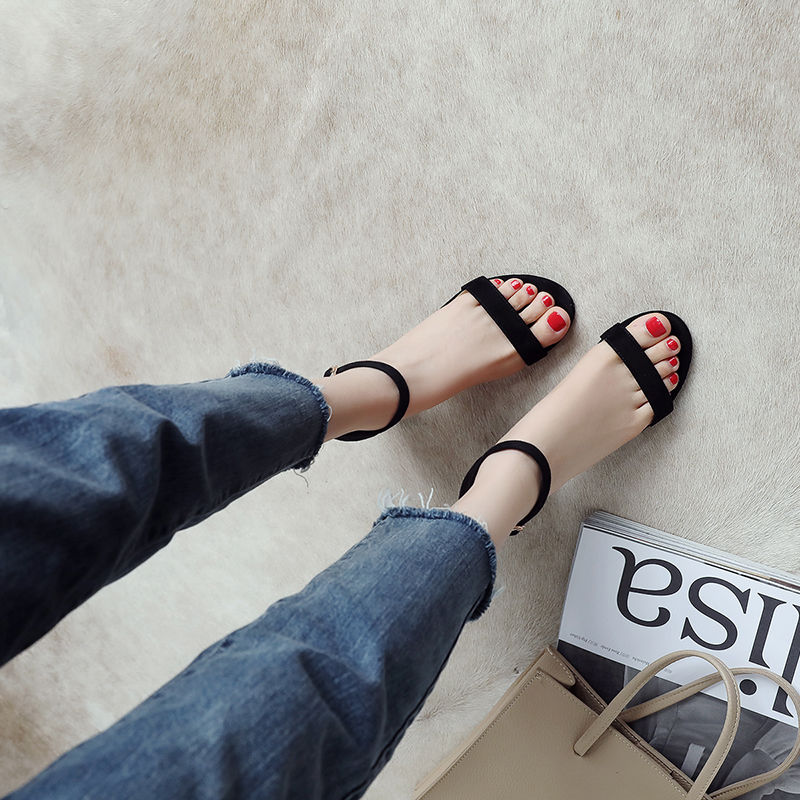 牛仔裤别配凉鞋，还是穿上动人心弦的高跟鞋，性感又迷人