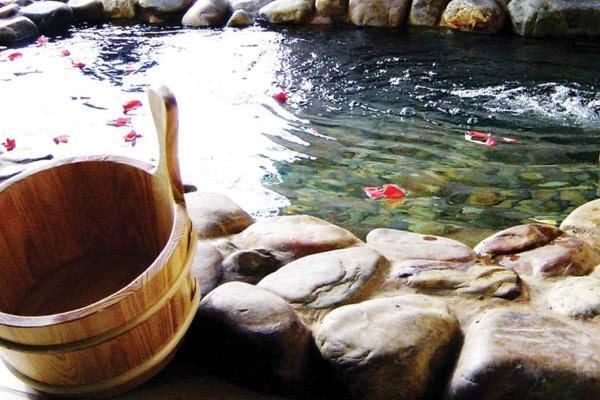 日本泡温泉3条规定，第一条就让国人难以为情，尤其是女性游客！