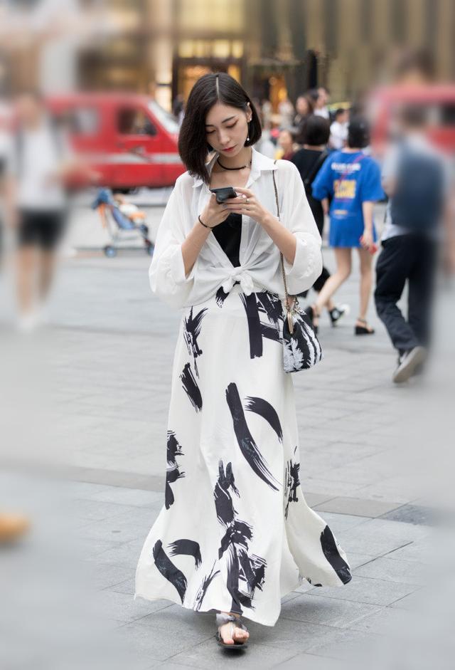 美女街拍：纯洁亮丽亭亭玉立，大秀美腿啊！