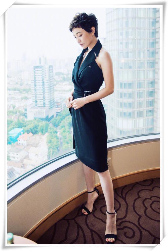 郭采洁真胆大！上半身尺度直逼泳衣，网友：杨幂都不敢这样穿！