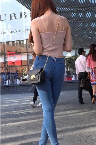 成熟微胖小姐姐粉红吊带穿出纤瘦火辣身段，紧身牛仔搭配刚刚好