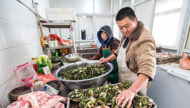  「冬季」农民填空种冬季蔬菜，每亩可增收4000元：家家都能用得