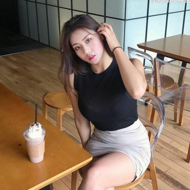 街拍：健身房里的小姐姐，大长腿的妹纸，紧身裤拉伸你的经纬